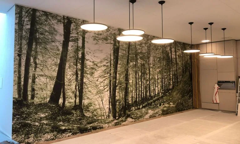 Grosse Fototapete mit Waldmotiv in einem hellen Raum